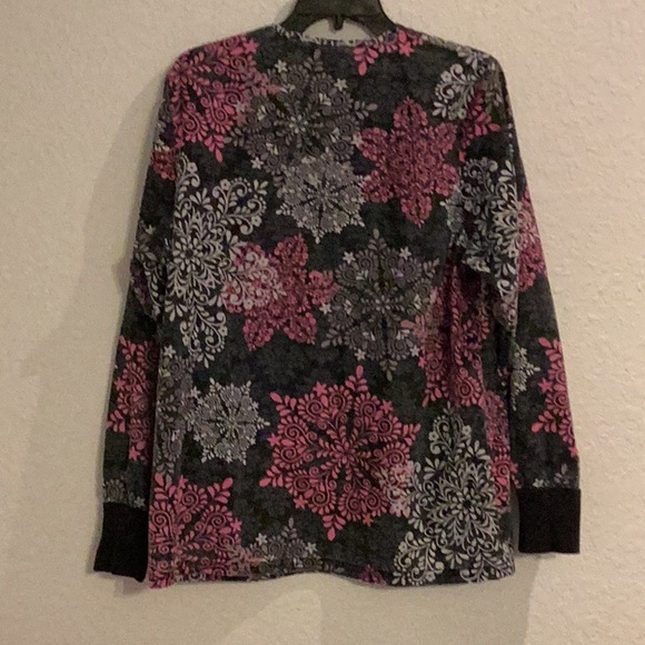 Winter scrub jacket pink and gray snowflakes. - Picture 2 of 3